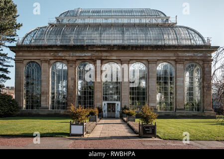 La parte anteriore e il percorso di ingresso per la Glasshouse esperienza di costruzione nella Royal Botanic Garden in una giornata di sole, Edimburgo, Scozia Foto Stock