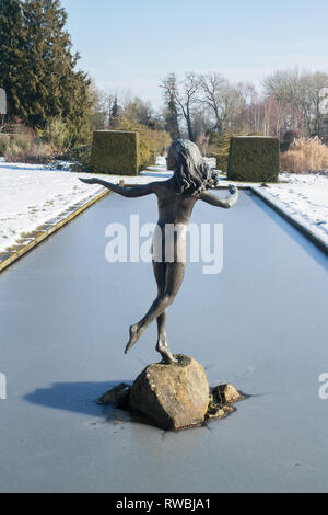 Miranda scultura di Tanya Russell scultore sul Canal Congelato stagno a Waterperry giardini, Oxfordshire Foto Stock