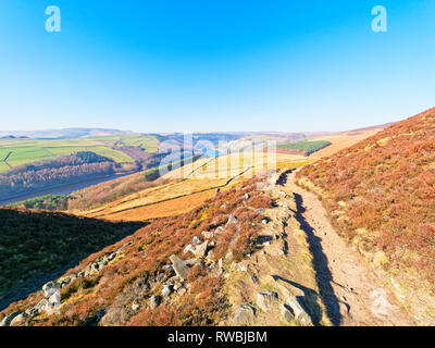 Alta sopra la valle del Derwent su un brillante ma fumoso fine giornata invernale Foto Stock