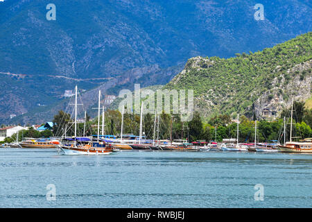 Fethiye Harbour e tombe di roccia, caicco crociera in barca, il Mare Mediterraneo, Turchia Foto Stock