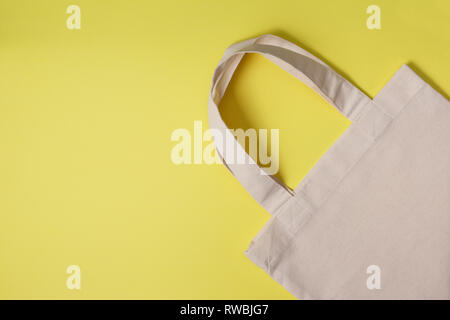 Eco borsa su sfondo giallo vicino. vista da sopra. spazio copia Foto Stock