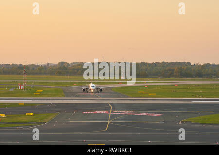 DUSSELDORF, Germania - circa ottobre, 2018: aereo taxi all'Aeroporto di Dusseldorf. Foto Stock