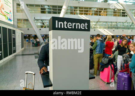 DUSSELDORF, Germania - circa ottobre, 2018: internet kiosk presso l'aeroporto di Dusseldorf. Foto Stock