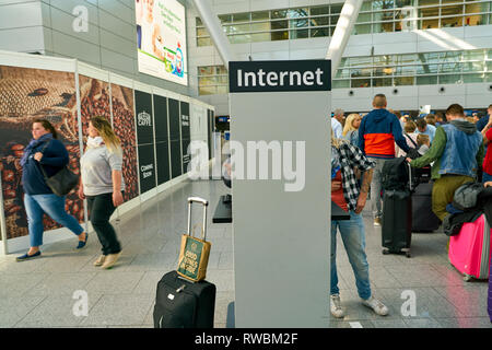 DUSSELDORF, Germania - circa ottobre, 2018: internet kiosk presso l'aeroporto di Dusseldorf. Foto Stock