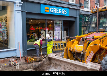 Operai scavando fuori Greggs Bakery Shop in Pride Hill, Shrewsbury, Shropshire, Inghilterra, Regno Unito Foto Stock