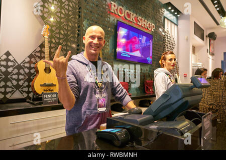Roma, Italia - circa novembre, 2017: coperta ritratto di personale al Rock shop a Roma. Foto Stock