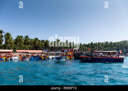 Barche di turisti in traghetto dal porto di Blair a Ross Island. Foto Stock