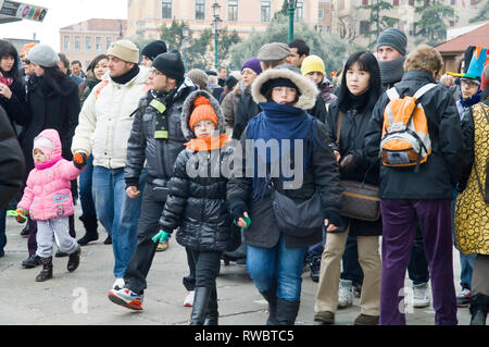Gruppi di persone camminare durante il fine settimana di carnevale a Venezia, Italia Foto Stock