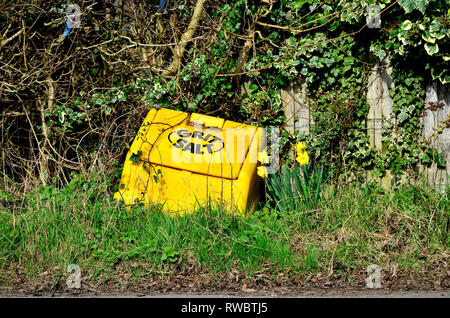 Villaggio allentati, Kent, Regno Unito. Grit / distributore di sale in primavera Foto Stock