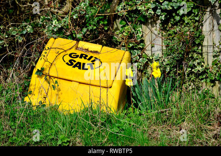 Villaggio allentati, Kent, Regno Unito. Grit / distributore di sale in primavera Foto Stock