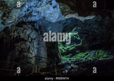 Speleothems in solutional grotte carsiche. Emine-Bair-Khosar Foto Stock