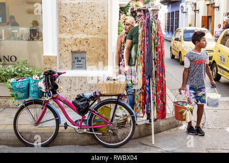 Cartagena Colombia, shopping shopping shopping negozi di vendita di mercato, negozi negozi business business business, venditore marciapiede, biciclette biciclette bicicletta ridi Foto Stock