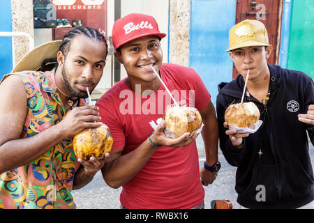 Cartagena Colombia,uomini ispanici maschi,ragazzi,bambini bambini bambini bambini bambini ragazzi,ragazzi adolescenti adolescenti adulti,bere acqua di cocco nel Foto Stock