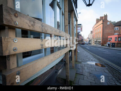 Ashbourne, Regno Unito. Mar 5, 2019. Royal Shrovetide Football, giorno 1; vista generale di Ashbourne con negozio fronti intavolato prima della partita Credito: Azione Sport Plus/Alamy Live News Foto Stock