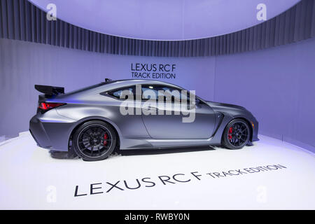 Ginevra, Svizzera. Mar 5, 2019. Un Lexus RC F via Edition è visto sulla prima premere il giorno dell'ottantanovesimo Geneva International Motor Show di Ginevra, in Svizzera, il 5 marzo 2019. Dotato di circa 220 espositori del mondo, l'ottantanovesimo Geneva International Motor Show sarà aperta al pubblico dal 7 Marzo al 17. Credito: Xu Jinquan/Xinhua/Alamy Live News Foto Stock