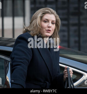 A Downing Street, Londra, Regno Unito. Il 5 marzo 2019. Penny Mordaunt, Segretario di Stato per lo Sviluppo Internazionale, Sviluppo Internazionale segretario a Downing Street per settimanale riunione del gabinetto. Credito: Malcolm Park/Alamy Live News. Foto Stock