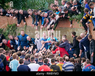 Ashbourne Derbyshire, Regno Unito. Mar 5, 2019. Ashbourne Royal Shrovetide Football match il Martedì Grasso. Ye Olde & Antico Borgo Medioevale hugball gioco è il precursore di calcio. È giocato tra due squadre, l'Ards & all'Ards separati dal ruscello Henmore fiume. Gli obiettivi sono a 3 miglia oltre a Sturston Mill & Clifton Mill. Charles Cotton's poema burlesco sulla grande gelo, risalente al 1683, menziona questo gioco a Ashbourne. Egli era il cugino di Aston Cockayne Baronet di Ashbourne, Derbyshire. Credito: Doug Blane/Alamy Live News Foto Stock