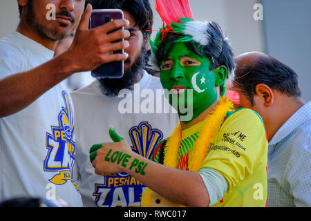 Abu Dhabi, negli Emirati Arabi Uniti. 5 Mar 2019. Il Pakistan Super League 2019/ PSL Cricket Fan volto dipinto con bandiera pakistana al Sheikh Zayed Cricket Stadium Abu Dhabi. Credito: Fahd Khan/Alamy Live News Foto Stock