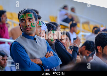 Abu Dhabi, negli Emirati Arabi Uniti. 5 Mar 2019. Il Pakistan Super League 2019/ triste appassionati di Lahore Qalandars volto dipinto con bandiera pakistana al Sheikh Zayed Cricket Stadium Abu Dhabi. Credito: Fahd Khan/Alamy Live News Foto Stock