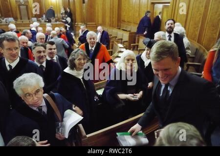 Bournemouth, Regno Unito. 05 Mar, 2019. Eddie HOWE Bournemouth football club manager ricevuto un titolo onorario di Freeman di borgo in un incontro speciale dopo l'ultima riunione plenaria dei consiglieri di Bournemouth. Consiglio di Bournemouth ha avuto il suo ultimo incontro del consiglio come un consiglio comunale, a partire dal 1 aprile sarà fusa con il porto di Poole e Christchurch per ciò che è noto come un super Consiglio. Credito: Haydn Wheeler/Alamy Live News Foto Stock