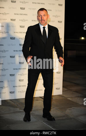 Londra, Regno Unito. Mar 5, 2019. Christopher Ecclestone vede sul tappeto rosso durante il Teatro Nazionale di gala annuale presso il National Theatre di South Bank di Londra. Credito: Terry Scott/SOPA Immagini/ZUMA filo/Alamy Live News Foto Stock