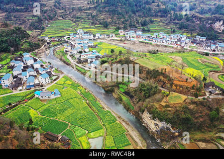 Pechino, Cina. Mar 5, 2019. Foto aerea adottate il 5 marzo 2019 mostra lo scenario di cole campi di fiori a Mintong villaggio di Yuqing County nel sud-ovest della Cina di Guizhou. Credito: Mu Mingfei/Xinhua/Alamy Live News Foto Stock