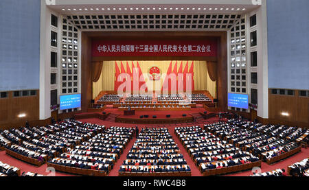 Pechino, Cina. Mar 5, 2019. La seconda sessione del XIII Congresso Nazionale del Popolo apre presso la Grande Sala del Popolo di Pechino, capitale della Cina, 5 marzo 2019. Credito: Zhang Ling/Xinhua/Alamy Live News Foto Stock