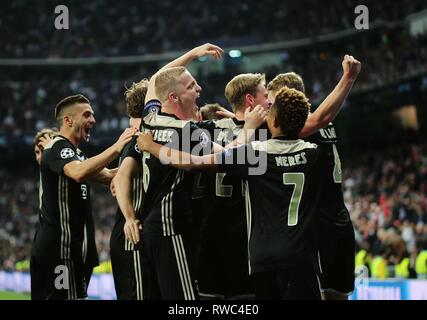 Madrid, Spagna. Mar 5, 2019. Ajax i giocatori di celebrare il punteggio durante la UEFA Champions League round di 16 seconda gamba partita di calcio tra il Real Madrid e Ajax di Madrid in Spagna, il 5 marzo 2019. Credito: Edward F. Peters/Xinhua/Alamy Live News Foto Stock