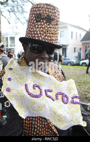 New Orleans, Louisiana, Stati Uniti d'America. 4 Marzo, 2019. Cantante americana e concertista di pianoforte al "tempo di carnevale" Johnson serve come Grand Marshal per la Krewe di fagioli rossi parade nel quartiere Treme durante il Mardi Gras il 4 marzo, 2019 a New Orleans, Louisiana, Stati Uniti d'America. ( Credito: SEAN I draghetti/Alamy Live News Foto Stock