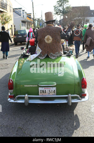 New Orleans, Louisiana, Stati Uniti d'America. 4 Marzo, 2019. Cantante americana e concertista di pianoforte al "tempo di carnevale" Johnson serve come Grand Marshal per la Krewe di fagioli rossi parade nel quartiere Treme durante il Mardi Gras il 4 marzo, 2019 a New Orleans, Louisiana, Stati Uniti d'America. ( Credito: SEAN I draghetti/Alamy Live News Foto Stock