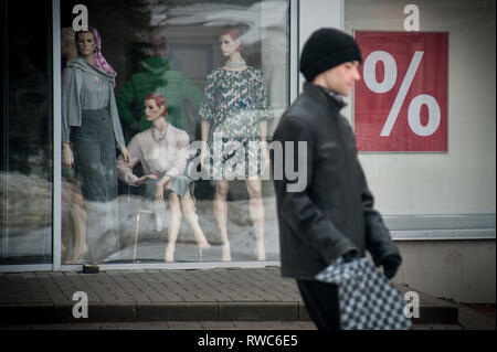 6 marzo 2019 -, Tambov Tambov Regione, Russia - Manichini da una donna in una boutique di abbigliamento. (Credito Immagine: © Demian Stringer/ZUMA filo) Foto Stock