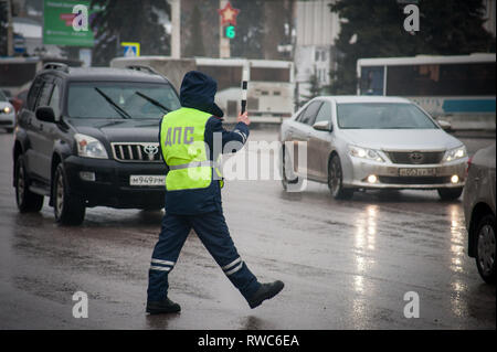 6 marzo 2019 -, Tambov Tambov Regione, Russia - Traffico di ispettore di polizia della Russia si arresta la macchina per controllare i documenti. (Credito Immagine: © Demian Stringer/ZUMA filo) Foto Stock