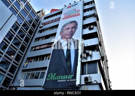 Ankara, Turchia. 01 Mar, 2019. Un grande cartellone elettorale del principale partito d opposizione il repubblicano del Partito Popolare (CHP) dipinge Mansur Yavas, il partito mayoral candidato per il Metropolitan comune, è posizionato nel centro della citta'. Turco preparare i cittadini a recarsi alle urne per le elezioni locali impostato su 31.03.2019. Credito: Altan Gocher | in tutto il mondo di utilizzo/dpa/Alamy Live News Foto Stock