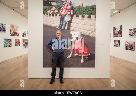 Londra, Regno Unito. 6 Mar, 2019. Martin Parr solo 'umani' mostra presso la National Portrait Gallery che riunisce alcuni di Parr più noto di fotografie con il nuovo lavoro mai esposte prima di concentrarsi su uno dei suoi più soggetti di impegno - le persone. Credito: Guy Corbishley/Alamy Live News Foto Stock