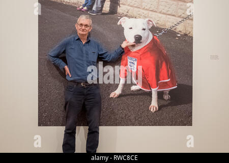 Londra, Regno Unito. 6 Mar, 2019. Martin Parr solo 'umani' mostra presso la National Portrait Gallery che riunisce alcuni di Parr più noto di fotografie con il nuovo lavoro mai esposte prima di concentrarsi su uno dei suoi più soggetti di impegno - le persone. Credito: Guy Corbishley/Alamy Live News Foto Stock