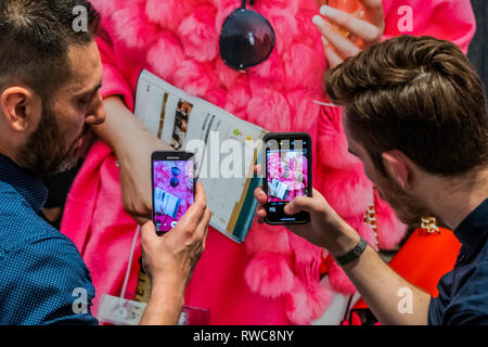 Londra, Regno Unito. 6 Marzo, 2019. Il Grand National 2018 - Solo umana una nuova mostra da Martin Parr alla National Portrait Gallery di Londra. Esso riunisce alcuni dei suoi migliori fotografie noto con un nuovo lavoro basato su di Parr prendere sul clima sociale a seguito del referendum dell'UE. La mostra va dal 7 marzo - 27 maggio 2019. Credito: Guy Bell/Alamy Live News Foto Stock