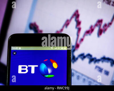 L'Ucraina. 6 Mar, 2019. BT Group Company logo che si vede visualizzato su un telefono intelligente. Credito: Igor Golovniov SOPA/images/ZUMA filo/Alamy Live News Foto Stock