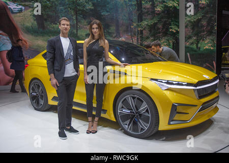 Ginevra, Svizzera. 6 Marzo, 2019. I modelli in posa con la Skoda Vision iV auto a premere i giorni della 88th Geneva International Motor Show. Credito: Eric Dubost/Alamy Live News Foto Stock