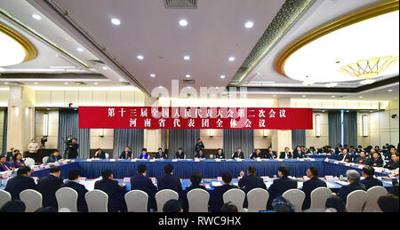 Pechino, Cina. 6 Mar, 2019. Foto scattata il 6 marzo 2019 mostra la scena di un incontro di delegati dalla Provincia di Henan in occasione della seconda sessione del XIII Congresso Nazionale del Popolo di Pechino, capitale della Cina. L incontro è stato aperto ai media. Credito: Feng Dapeng/Xinhua/Alamy Live News Foto Stock