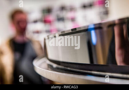 06 marzo 2019, Assia, Frankfurt/Main: un giornalista (l) è in piedi nel museo storico durante l'anteprima stampa della mostra "Vergessen - Warum wir nicht alles erinnern' ('dimenticato - perché non possiamo ricordare tutto') accanto a un microfilm con fotograficamente documenti archiviati come essi mostrano la Repubblica federale di Germania nell'Barbarastollen nel Black zwald. Gli oggetti sono attesi per sopravvivere per i prossimi 500 anni. Sulla base di 400 mostre e opere d'arte, la mostra dal 7 Marzo al 14 luglio potranno esplorare le molteplici forme di singoli e collettivi di fenomeno Foto Stock
