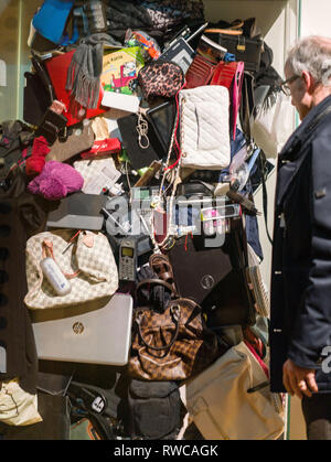 06 marzo 2019, Assia, Frankfurt/Main: un giornalista (r) è in piedi nel museo storico all'anteprima stampa della mostra "Vergessen - Warum wir nicht alles erinnern' ('dimenticato - perché non possiamo ricordare tutto') accanto a una scatola di vetro pieno di dimenticato oggetti rinvenuti presso l'aeroporto di Francoforte. Sulla base di 400 mostre e opere d'arte, la mostra dal 7 Marzo al 14 luglio potranno esplorare le molteplici forme di singoli e collettivi di fenomeno di dimenticare. Foto: Frank Rumpenhorst/dpa Foto Stock