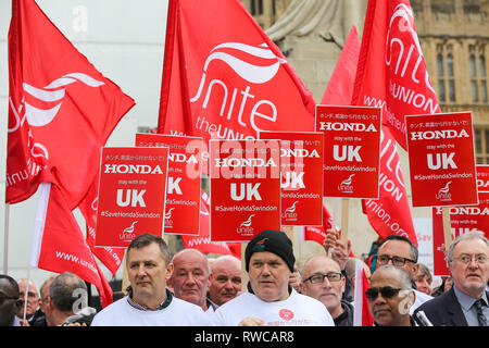 Westminster, Londra, UK 6 Mar 2019 - centinaia di lavoratori Honda protestare fuori casa del Parlamento, lobby e i membri del Parlamento per salvare lo stabilimento di Swindon. La società ha fatto un annuncio che il mese scorso la pianta sarà vicino dal 2021, con la perdita di 3.500 posti di lavoro ed eventualmente 12.000 posti di lavoro o di più in tutto il paese. Credito: Dinendra Haria/Alamy Live News Foto Stock