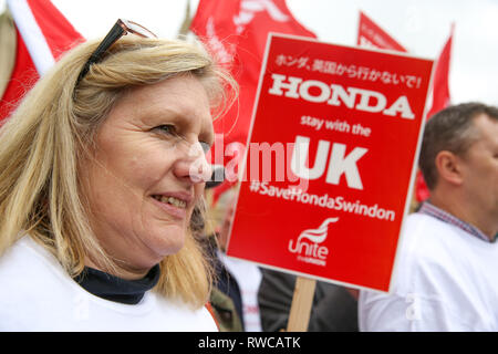 Westminster, Londra, UK 6 Mar 2019 - centinaia di lavoratori Honda protestare fuori casa del Parlamento, lobby e i membri del Parlamento per salvare lo stabilimento di Swindon. La società ha fatto un annuncio che il mese scorso la pianta sarà vicino dal 2021, con la perdita di 3.500 posti di lavoro ed eventualmente 12.000 posti di lavoro o di più in tutto il paese. Credito: Dinendra Haria/Alamy Live News Foto Stock