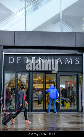 Il Broadmead, Bristol, Regno Unito. Il 6 marzo 2019. In costante pioggia pranzo gli amanti dello shopping a piedi passato tormentato high street rivenditore Debenhams nel Broadmead Bristol City Centre. © Alamy Live News/Mr Standfast Credito: Signor Standfast/Alamy Live News Foto Stock