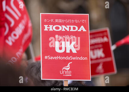 Londra, Regno Unito. 6 Mar, 2019. Indicazioni detenute aloft come lavoratori dalla Honda di Swindon stadio vegetale una dimostrazione al di fuori della sede del Parlamento chiediamo di salvare la loro fabbrica dalla chiusura. Honda ha recentemente annunciato che la pianta cesserà la produzione nel 2022 nel mezzo di incertezza sul futuro post-Brexit. Credito: Stephen Chung/Alamy Live News Foto Stock