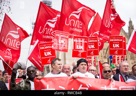 Londra, Regno Unito. 6 Mar, 2019. I lavoratori dalla Honda di Swindon stadio vegetale una dimostrazione al di fuori della sede del Parlamento chiediamo di salvare la loro fabbrica dalla chiusura. Honda ha recentemente annunciato che la pianta cesserà la produzione nel 2022 nel mezzo di incertezza sul futuro post-Brexit. Credito: Stephen Chung/Alamy Live News Foto Stock