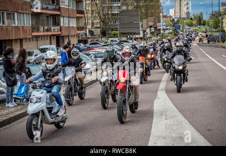 Ammassato corteo di protesta i motociclisti sulle strade di Chalon sur Saone, Borgogna, in Francia il 16 aprile 2016 Foto Stock