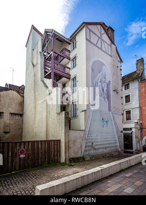 Trompe l'oeill sul lato di un insolito edificio con scala esterna in Chalon sur Saone, Borgogna, in Francia il 16 aprile 2016 Foto Stock