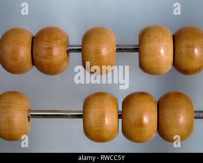 Due righe di legno naturale abacus perle sulla parete ciano sfondo. Foto Stock
