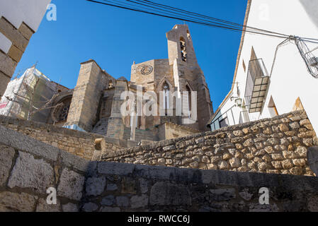 Scale a Morella e il campanile della chiesa di Santa Maria, Spagna Foto Stock